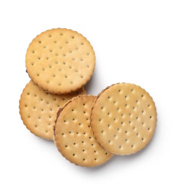 Beyaz arka planda çikolata kremalı lezzetli sandviç bisküvileri