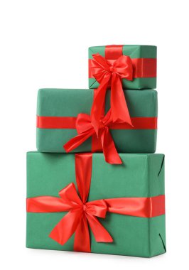 Beyaz arka planda Noel hediyesi kutuları yığını