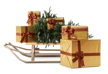 Altın hediye kutuları ve beyaz arka planda Noel ağacı