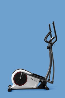Mavi arka planda modern egzersiz bisikleti