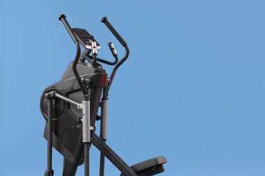 Mavi arkaplanda eliptik makine