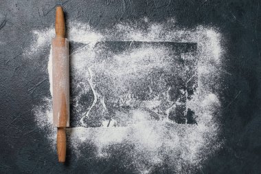 Undan yapılmış çerçeve ve koyu arkaplanda ahşap merdane.