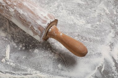 Gri grunge arka planında dağınık un bulunan yuvarlak iğne.