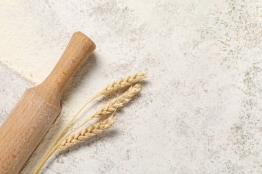 Hafif grunge arka planında un ve buğday dikenli merdane.