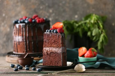 Tahta masada taze böğürtlenli tatlı çikolatalı pasta