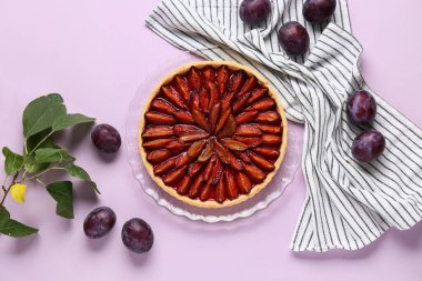 Lezzetli erikli turta, mor arka planda yapraklar ve peçete.