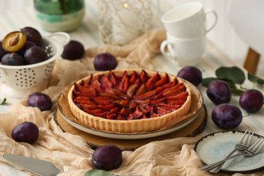 Lezzetli erikli turta, fincanlar ve mutfaktaki masada taze meyveler.