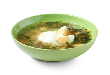 Beyaz arka planda yumurta ve ekşi krema ile bir kase lezzetli yeşil borş.