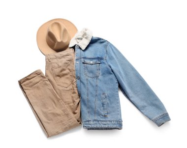 Beyaz arka planda pantolonu ve şapkası olan şık bir kot ceket.