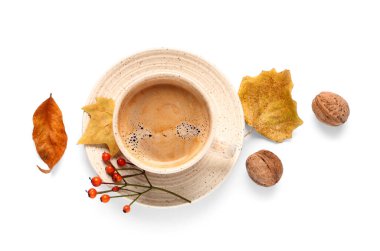 Beyaz arka planda bir kupa sıcak kahve ve kuru yapraklar.