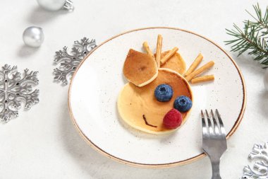 Beyaz arka planda geyik şeklinde gözleme tabağı. Noel kutlaması