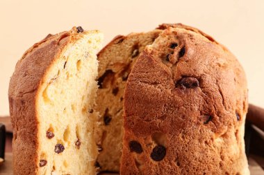 Bej arkaplanda Panettone 'u kes, kapat