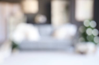 Oturma odasının bulanık manzarası, kanepe ve Noel ağaçları.