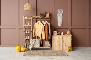 Çekmeceler, askılar, aksesuarlar ve balkabakları koridora.