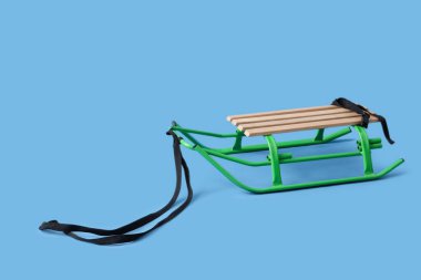 Mavi arkaplanda boş kızak