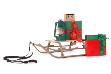 Fenerli kızak, hediye kutuları ve beyaz arkaplanda izole edilmiş küp takvimi