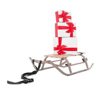 Beyaz arkaplanda izole edilmiş hediye kutularıyla kızak