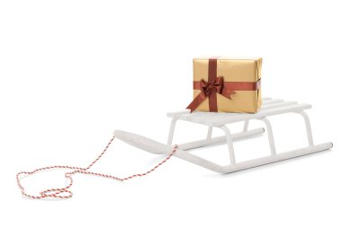 Beyaz arkaplanda izole edilmiş hediye kutusuyla kızak