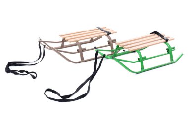 Boş kızaklar beyaz arkaplanda izole edildi