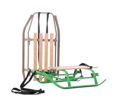 Boş kızaklar beyaz arkaplanda izole edildi