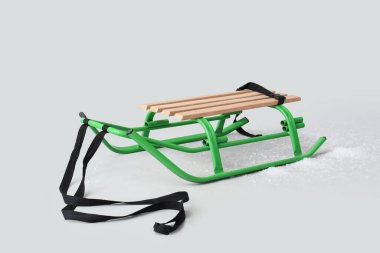 Beyaz arkaplanda boş kızak ve dekoratif kar