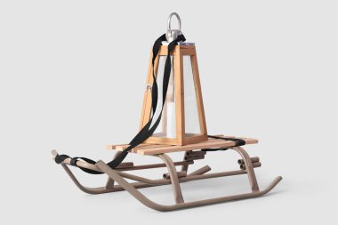 Beyaz arka planda fener ile kızak