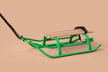 Bej arkaplanda boş kızak