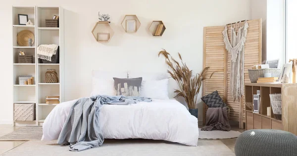 Büyük yataklı rahat bir yatak odası.