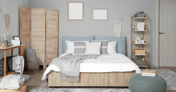 Şık yatak odasının içinde raf ünitesi, masa ve puf