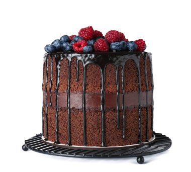 Beyaz arka planda taze böğürtlenli tatlı çikolatalı pasta.