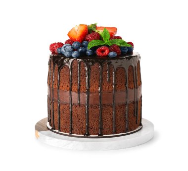 Beyaz arka planda taze böğürtlen ve nane yapraklı tatlı çikolatalı pasta.