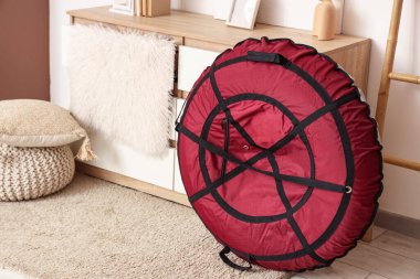 Oturma odasının iç kısmında şişme kızak ve çekmeceler, yakın plan.