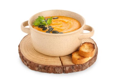 Beyaz arka planda izole edilmiş lezzetli balkabağı kremalı çorba ve kızarmış ekmek, yakın plan.