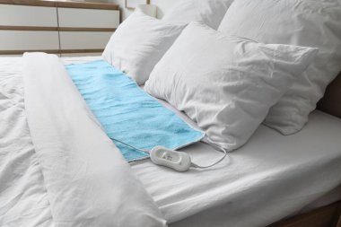 Odadaki mavi elektrikli ısıtma yastığı.