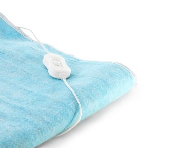 Beyaz arkaplanda mavi elektrikli ısıtma yastığı, yakın plan.