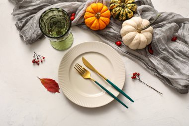 Böğürtlenli güzel masa, balkabağı beyaz arka planda sonbahar yaprağı