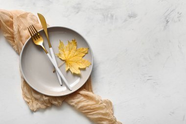 Beyaz arkaplanda sonbahar yaprağı olan güzel masa ayarları