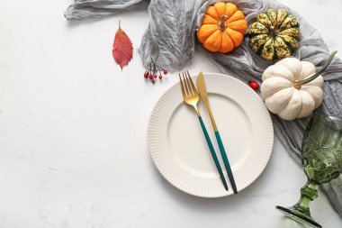 Böğürtlenli güzel masa, balkabağı beyaz arka planda sonbahar yaprağı