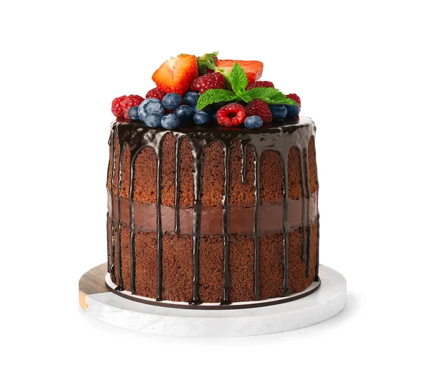 Beyaz arka planda taze böğürtlen ve nane yapraklı tatlı çikolatalı pasta.