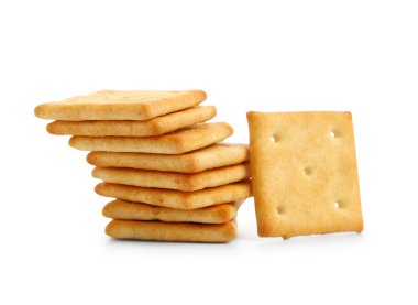 Beyaz arkaplanda lezzetli kraker yığını