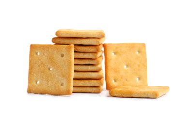 Beyaz arka planda bir sürü lezzetli kraker