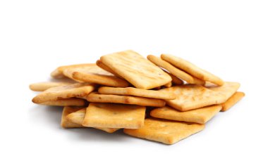 Beyaz arka planda bir yığın lezzetli kraker.