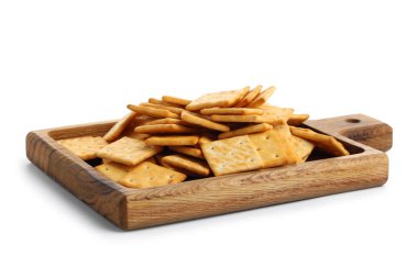 Beyaz arka planda lezzetli krakerler olan ahşap tahta.