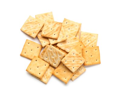 Beyaz arka planda bir yığın lezzetli kraker.