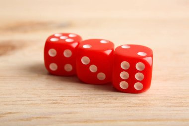 Ahşap arkaplanda kırmızı oyun işaretleri