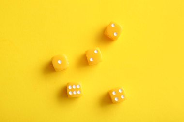 Renk arkaplanındaki sarı oyun zarları