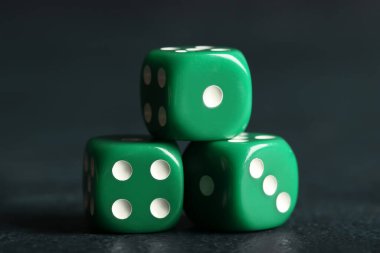 Mavi grunge arkaplan üzerinde yeşil oyun zarları, yakın plan