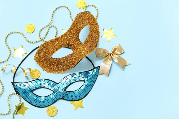 Mavi arka planda karnaval maskeleri ve Noel dekoru