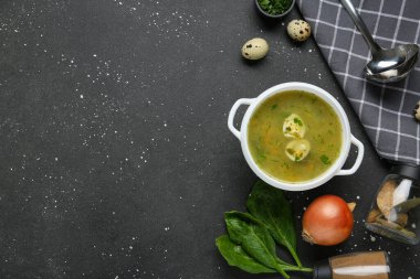 Yumurtalı, soğanlı, ıspanaklı, defne yapraklı ve kepekli lezzetli yeşil borş çorbası.