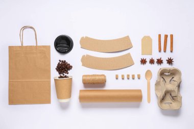 Beyaz arka planda kahve çekirdekleri, baharatlar ve teslimat kağıtları içeren kompozisyon